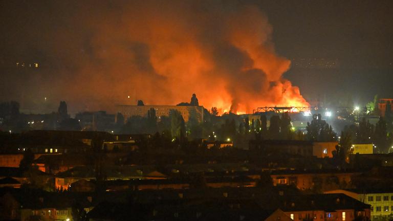 Nach russischen Angriffen sind Feuer in der ukrainischen Hauptstadt Kiew ausgebrochen 