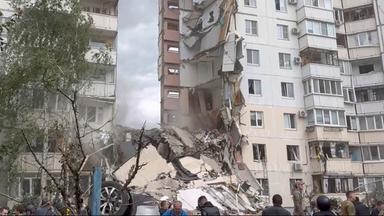 Russland, Belgorod: Zerstörtes Teilstück eines Wohnkomplexes