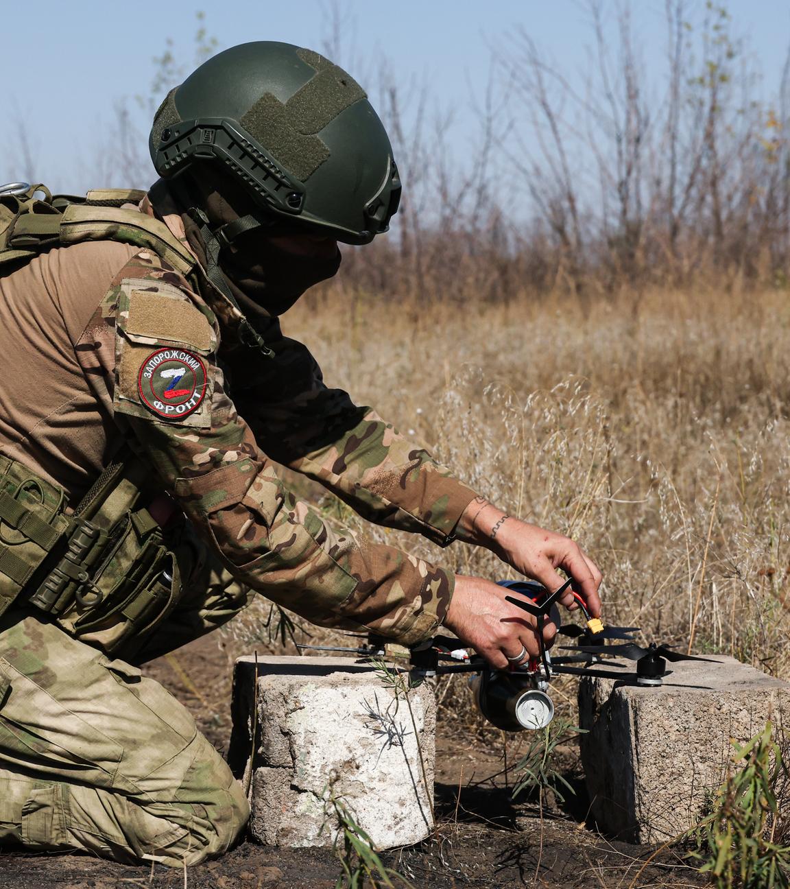 An der Saporischschja Front: Russische Soldaten der Heeresgruppe Dnepr setzen FPV Drohnen ein.
