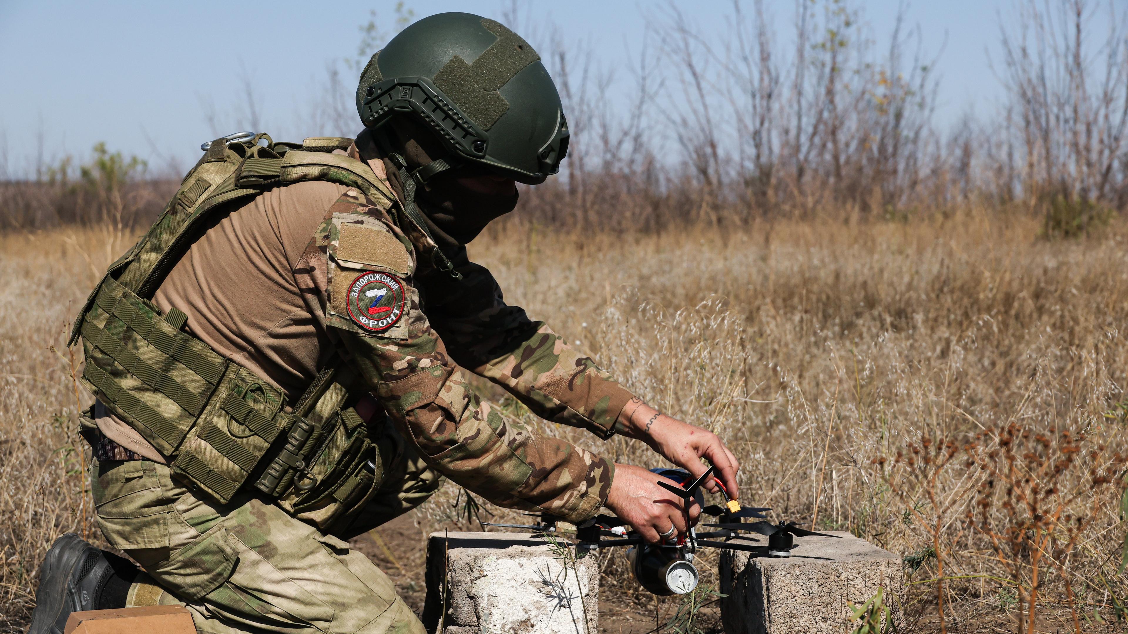 An der Saporischschja Front: Russische Soldaten der Heeresgruppe Dnepr setzen FPV Drohnen ein.