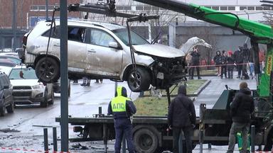 Auf diesem aus einem Video aufgenommenen Foto beobachten Ermittler und Polizisten, wie ein Kran ein durch eine Explosion beschädigtes Auto auf eine Plattform am Tatort verlädt, wo Generalleutnant Fanil Sarvarov, Leiter der Operationsausbildungsdirektion des Generalstabs der russischen Streitkräfte, am Montag, dem 22. Dezember 2025, in Moskau durch einen unter seinem Auto platzierten Sprengsatz getötet wurde.