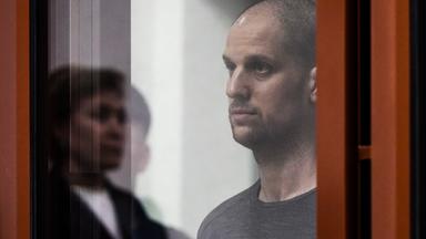 Der US-Reporter  Evan Gershkovich, hört sich das Urteil in einem Glaskäfig eines Gerichtssaals an.