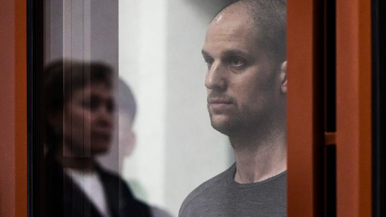 Der US-Reporter  Evan Gershkovich, hört sich das Urteil in einem Glaskäfig eines Gerichtssaals an.