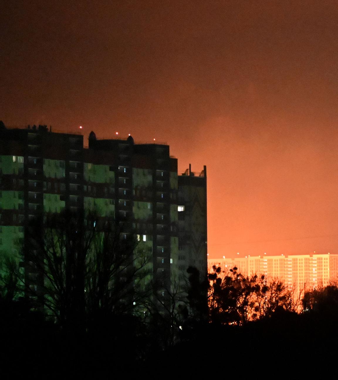 Dieses Foto zeigt den Schein von Explosionen über Kiew während Drohnen- und Raketenangriffen am 14. November 2025 im Zuge der russischen Invasion in der Ukraine.