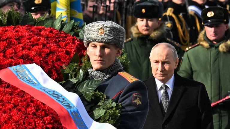 Putin nimmt am 23. Februar 2026 in Moskau an einer Kranzniederlegung teil
