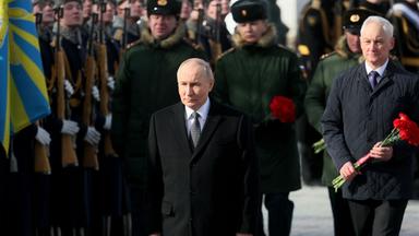 Putin nimmt am 23. Februar 2026 in Moskau an einer Kranzniederlegung teil