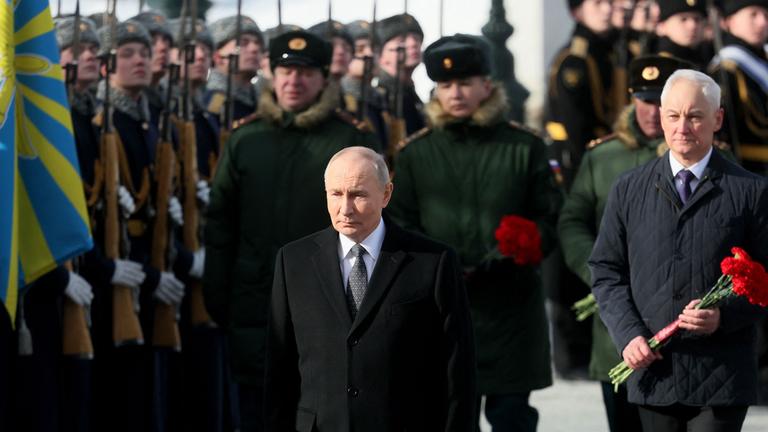 Putin nimmt am 23. Februar 2026 in Moskau an einer Kranzniederlegung teil