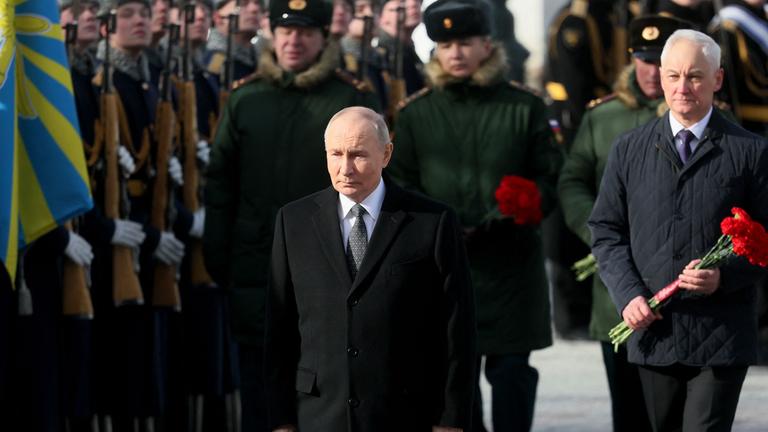 Putin nimmt am 23. Februar 2026 in Moskau an einer Kranzniederlegung teil