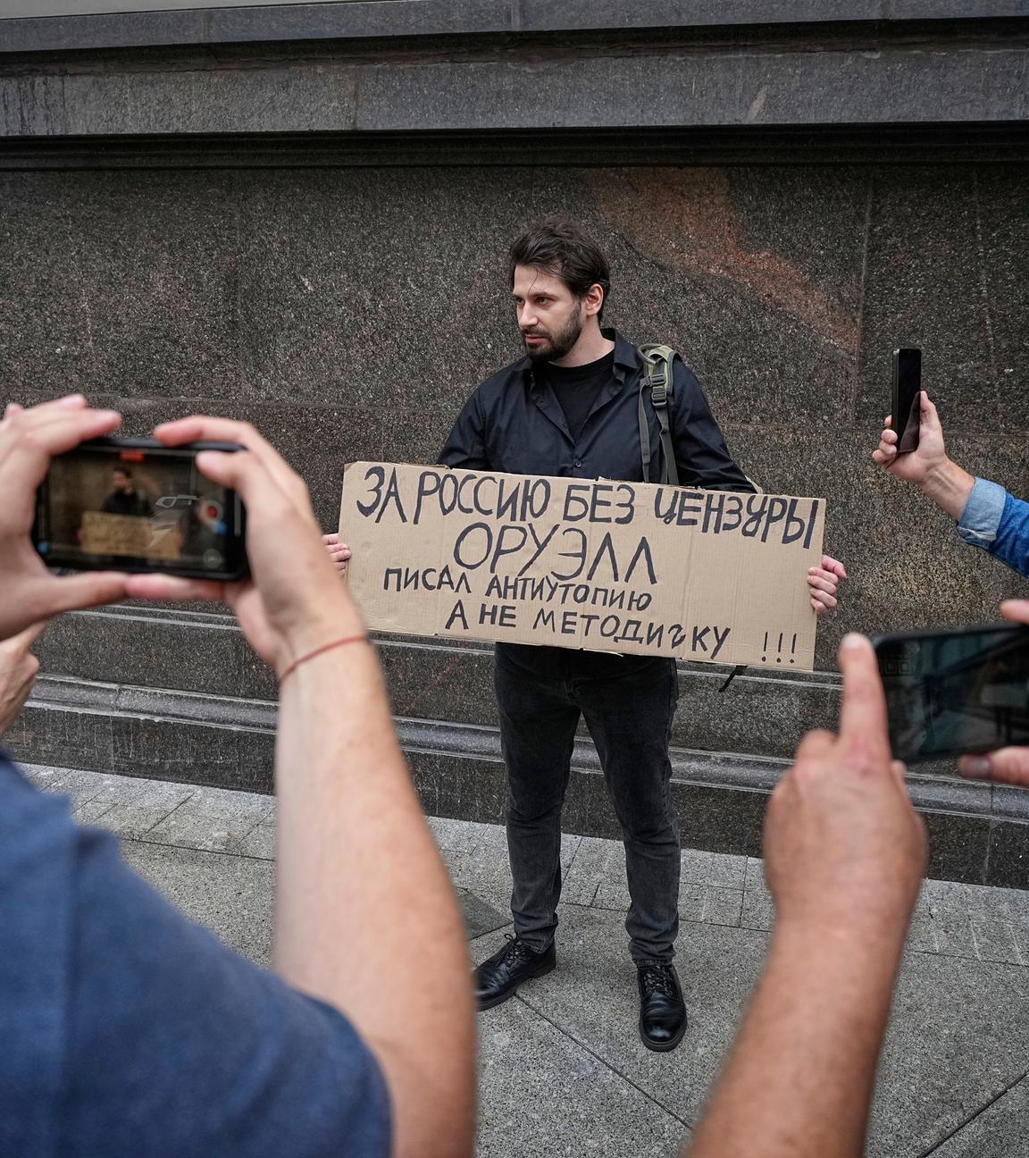 Ein Demonstrant in Russland mit einem Plakat auf dem steht "Für ein Russland ohne Zensur"