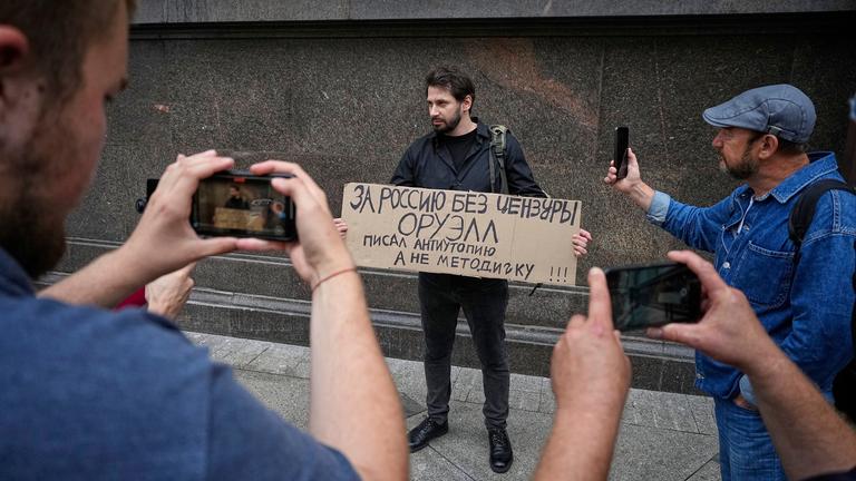 Ein Demonstrant in Russland mit einem Plakat auf dem steht "Für ein Russland ohne Zensur"