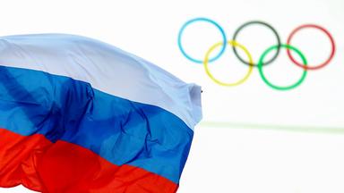Russische Flagge vor den olympischen Ringen