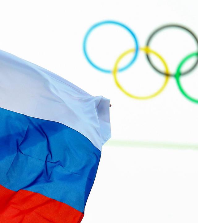 Russische Flagge vor den olympischen Ringen