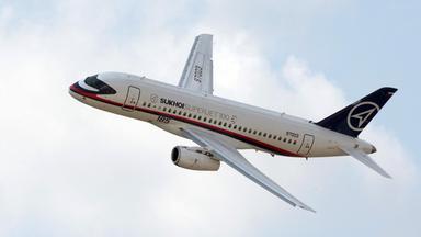 Ein russische Superjet 100 bei der Internationalen Luft- und Raumfahrtmesse MAKS in Schukowski bei Moskau. (Archivbild)