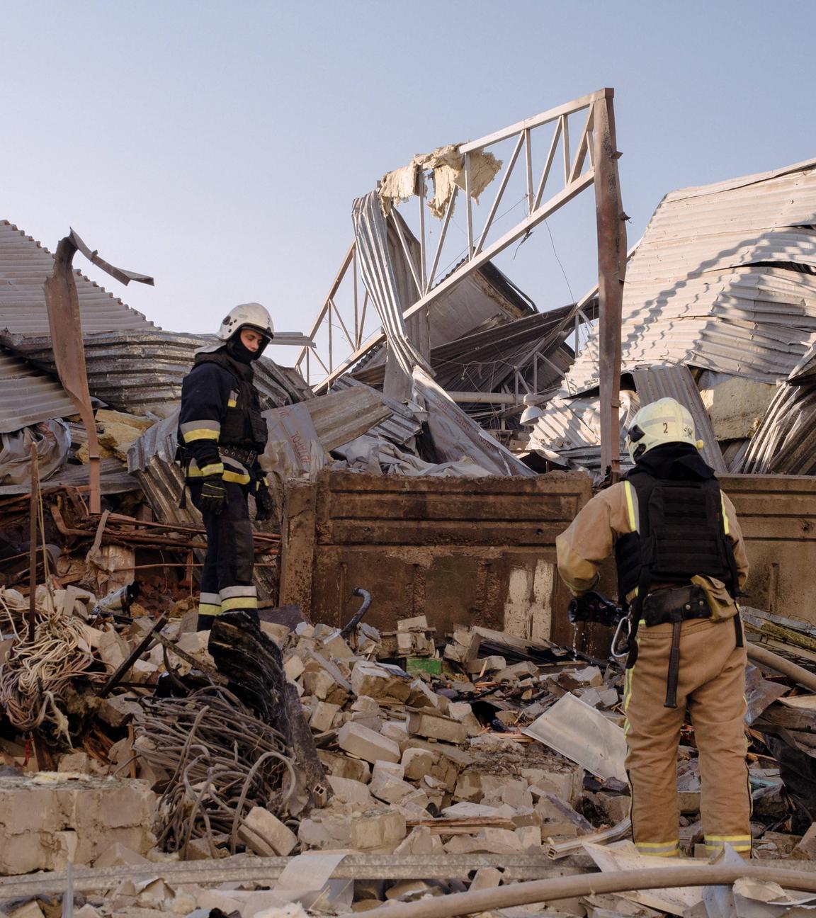 Zwei Feuerwehrmänner laufen über zerstörte Teiles eines Gebäudes in Charkiw, Ukraine, am 07.07.2025.