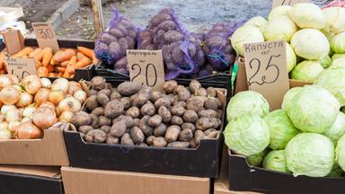 Auf einem Markt werden Kartoffeln verkauft.