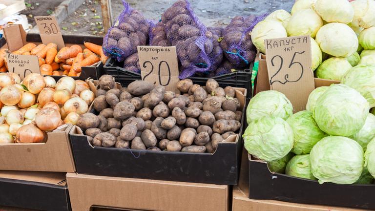 Auf einem Markt werden Kartoffeln verkauft.