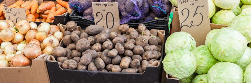 Auf einem Markt werden Kartoffeln verkauft.