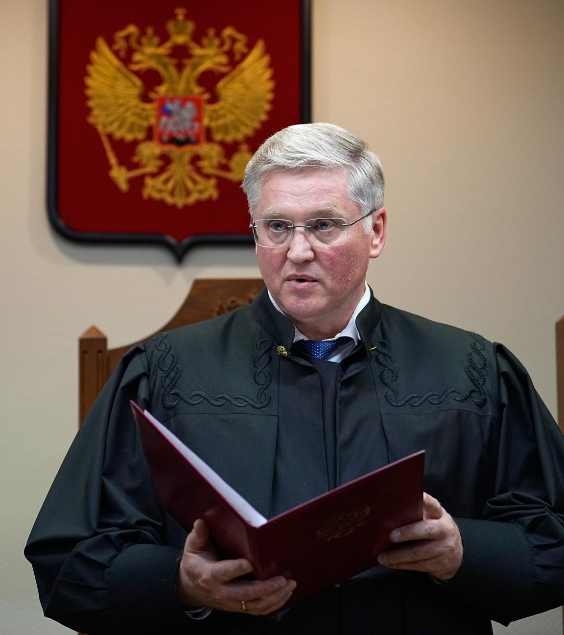 Richter Wjatscheslaw Kirillow verliest einen Beschluss in einem Verfahren.