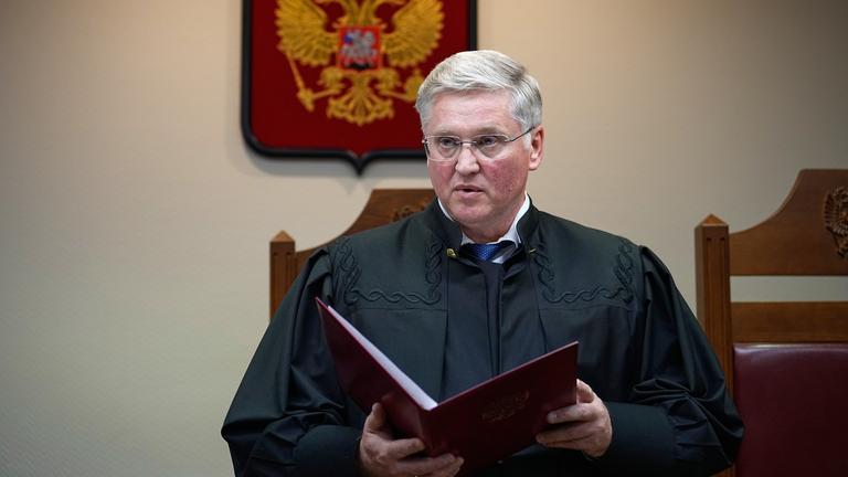 Richter Wjatscheslaw Kirillow verliest einen Beschluss in einem Verfahren.