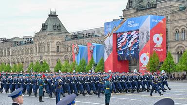 Russische Soldaten marschieren auf dem Roten Platz in Moskau