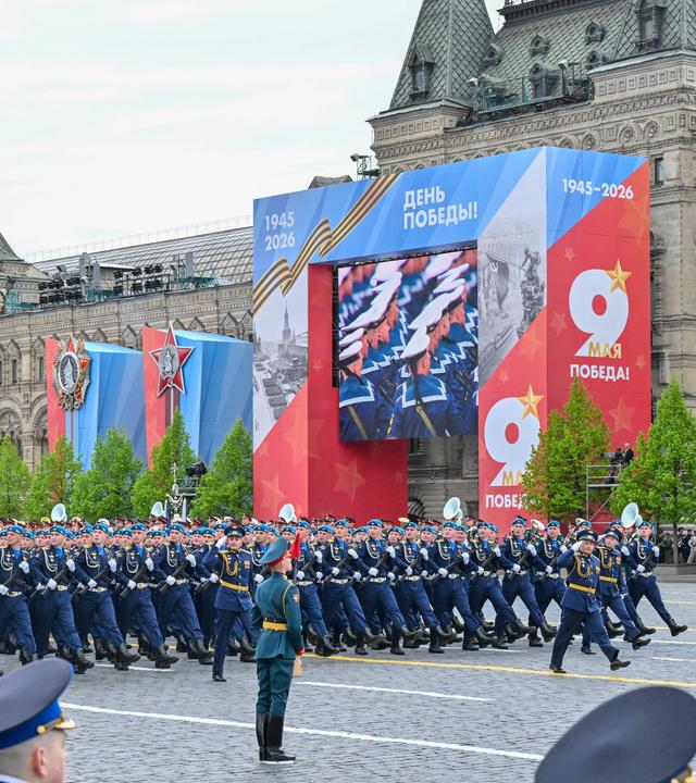 Russische Soldaten marschieren auf dem Roten Platz in Moskau