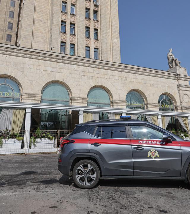 Russland: Ein Fahrzeug des russischen Föderalen Dienstes der Nationalgarde steht vor dem Restaurant „Balzi Rossi“ auf dem Kudrinskaja-Platz in Moskau, Russland.