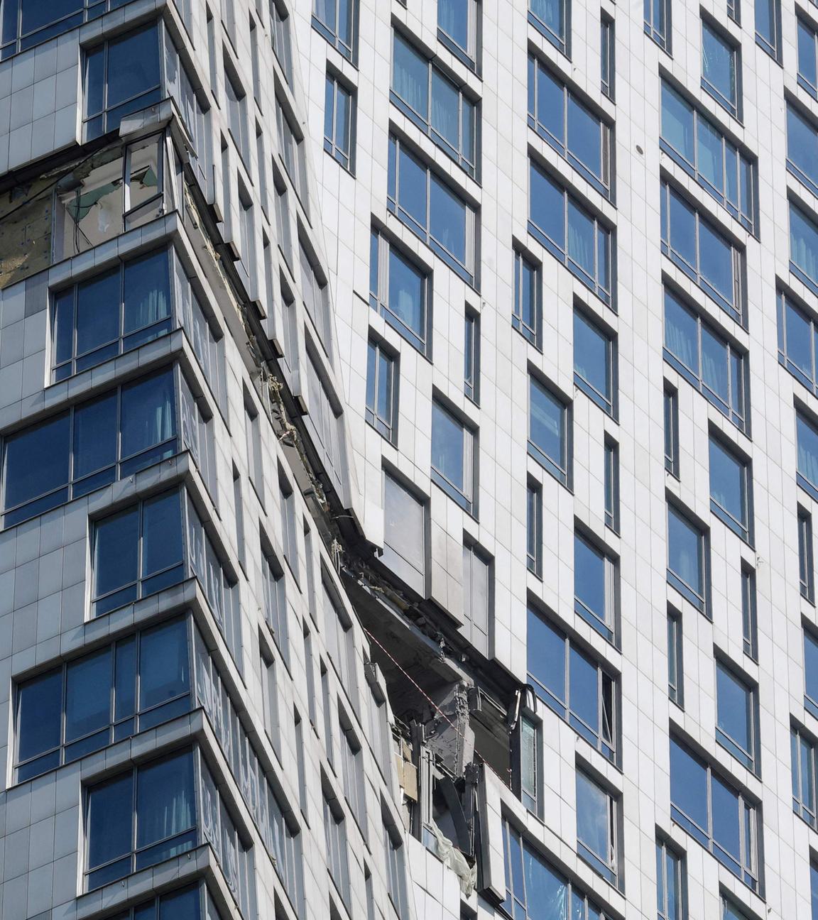 Eine Aufnahme zeigt die Schäden an einem Hochhaus nach einem Drohnenangriff in Moskau.