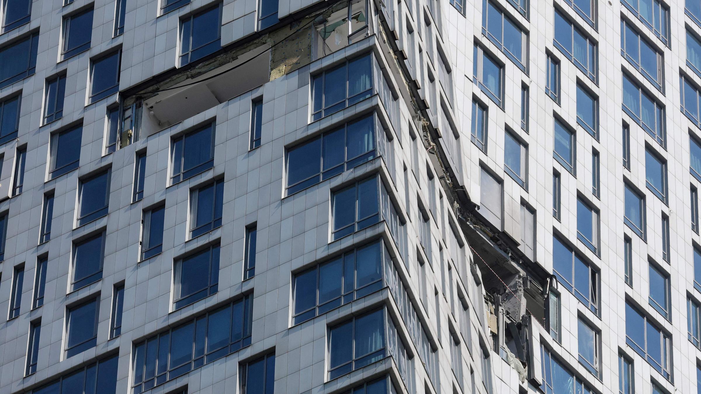 Eine Aufnahme zeigt die Schäden an einem Hochhaus nach einem Drohnenangriff in Moskau.