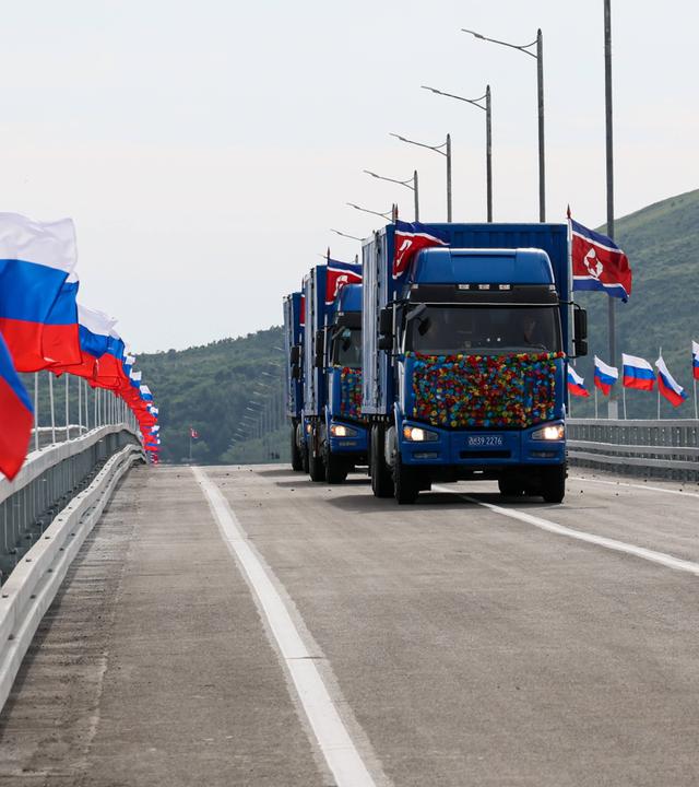 Die nordkoreanische Autokolonne erscheint während einer Zeremonie am Fluss Tumen zur Einweihung einer Brücke, die als Straßenverbindung zwischen Russland und Nordkorea errichtet wurde und nach dem Offizier der Roten Armee Jakow Nowitschenko (1914–1994) benannt ist, der Kim Il Sung das Leben gerettet hatte.