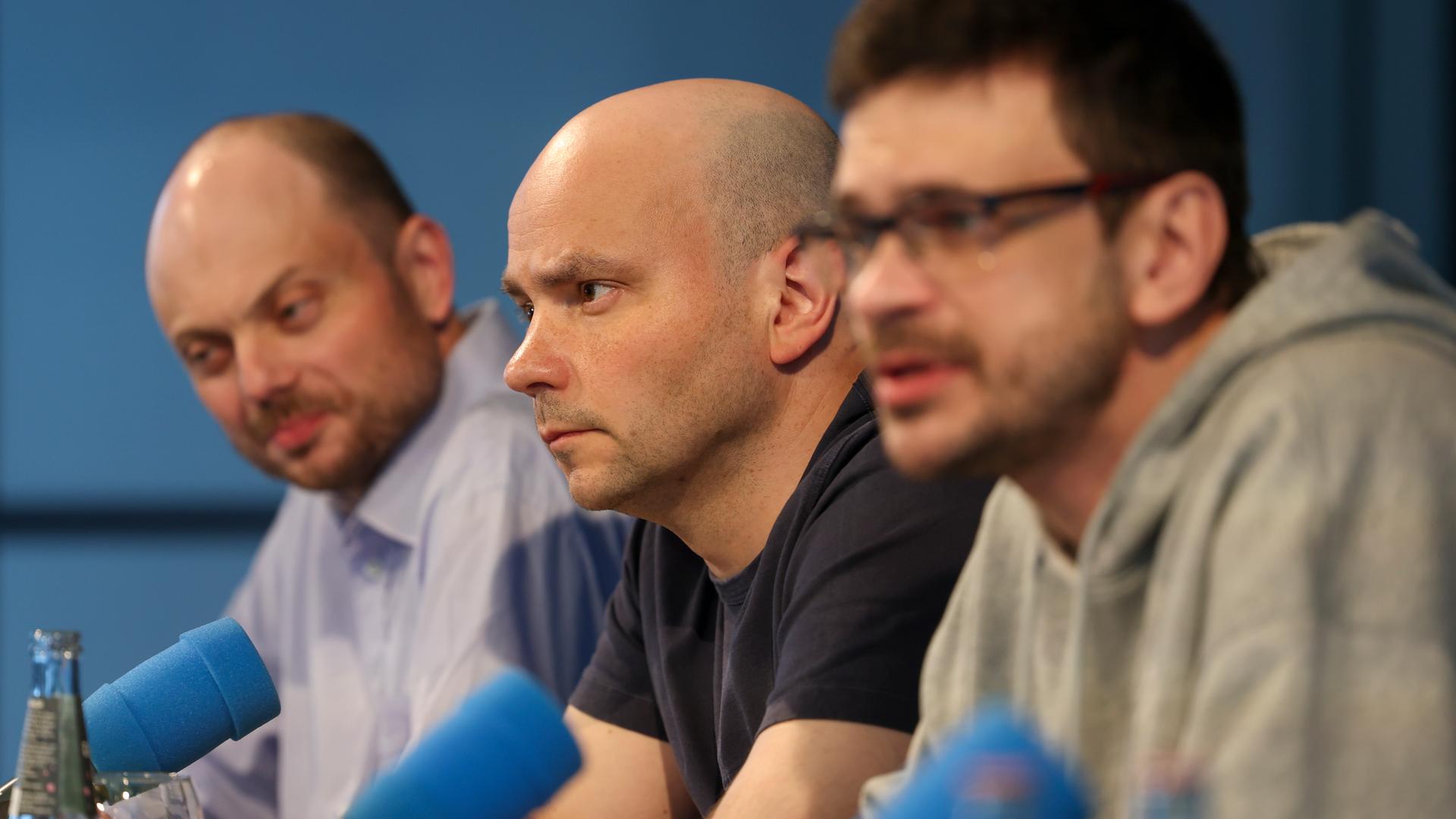 Drei freigelassene russische Oppositionelle bei einer Pressekonferenz.