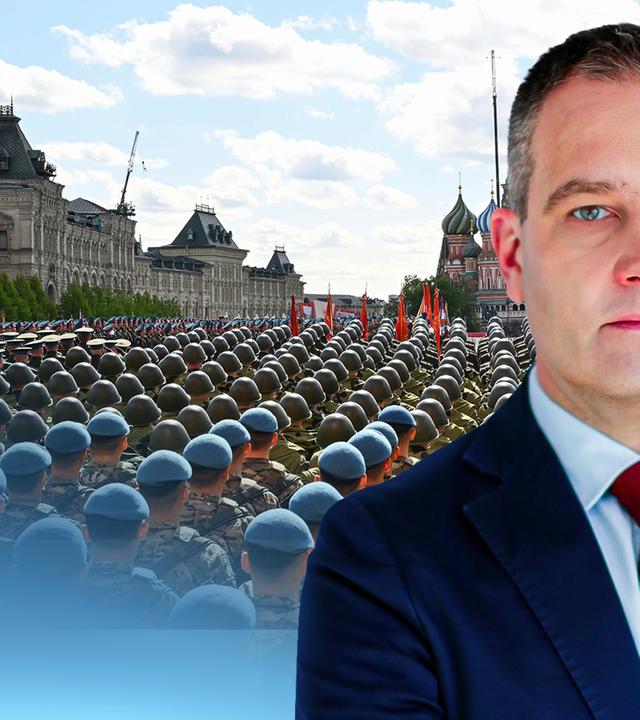 Militärexperte Gustav Gressel steht vor einem Ausschnitt der russischen Militärparade zum 9. Mai. 