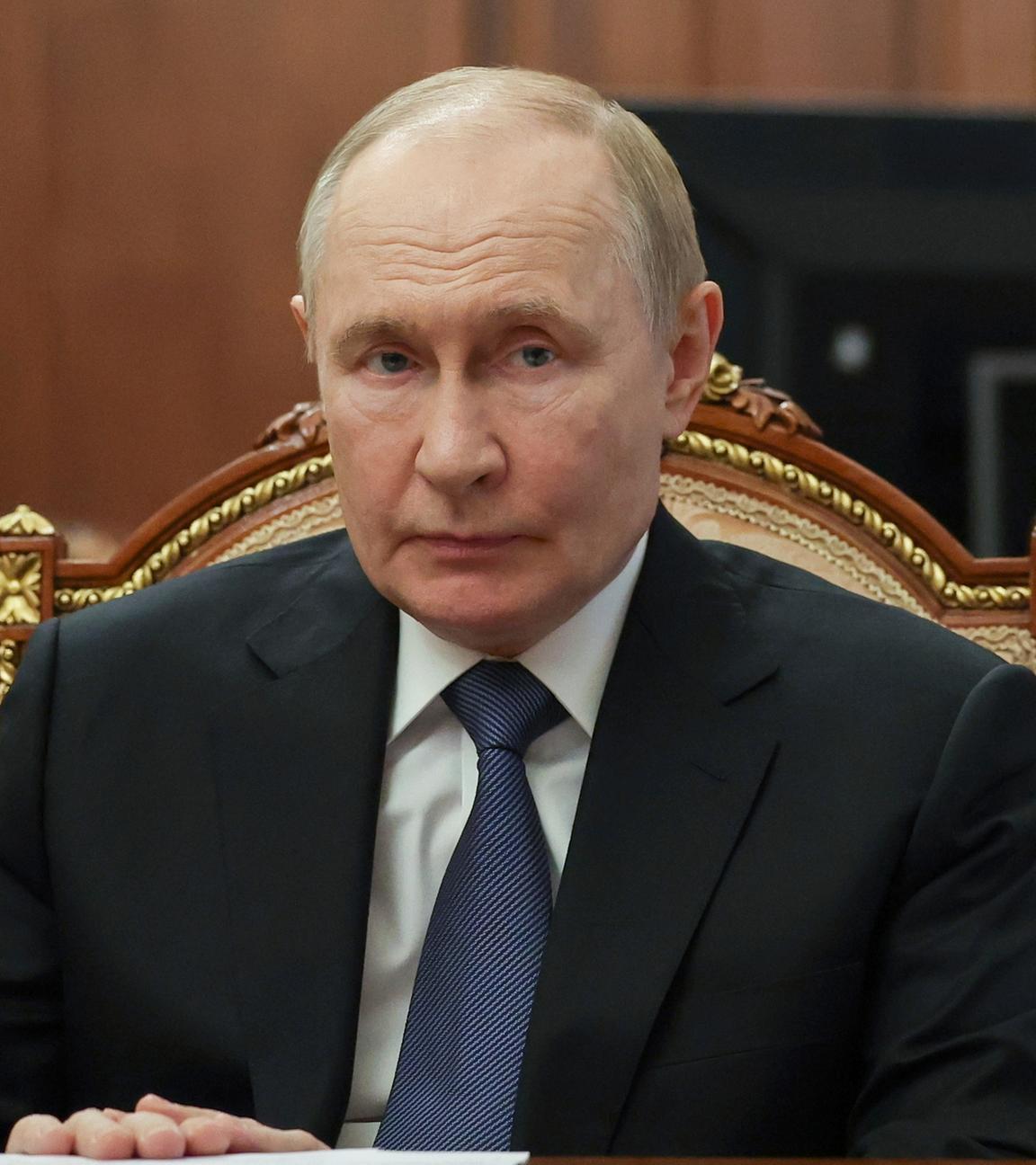 Der russische Präsident Wladimir Putin nimmt an einem Treffen mit Mitgliedern der Regierung im Kreml teil.