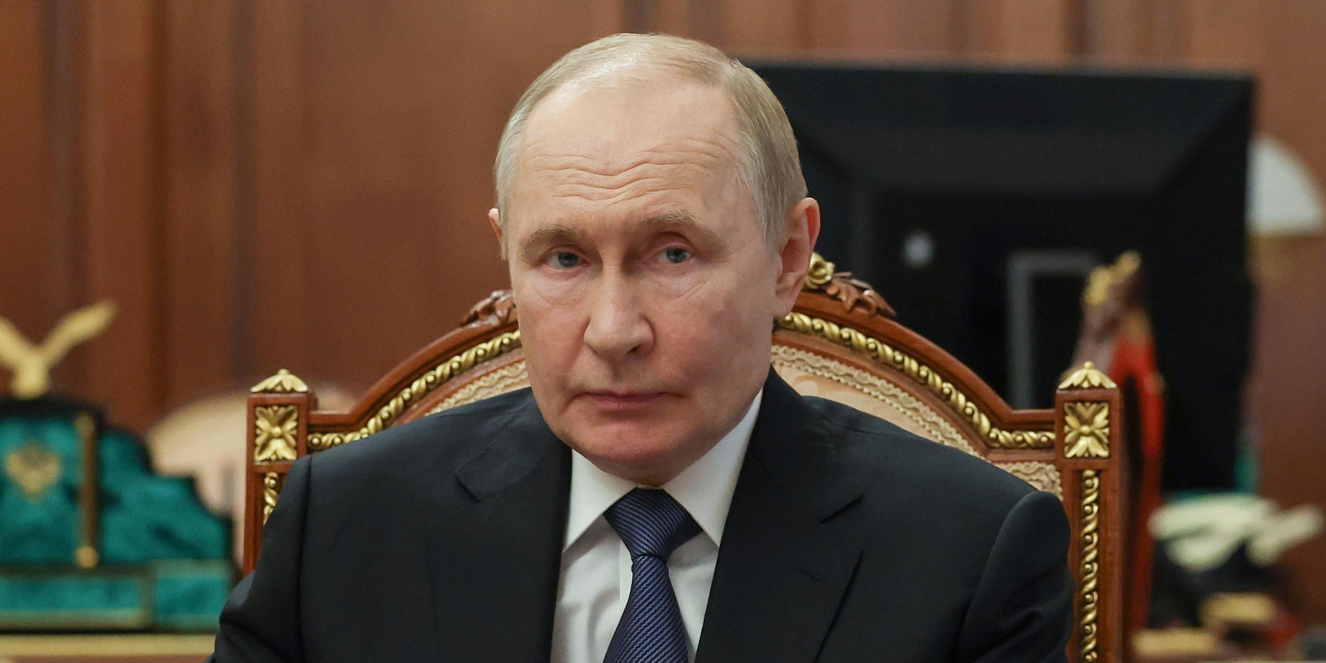 Der russische Präsident Wladimir Putin nimmt an einem Treffen mit Mitgliedern der Regierung im Kreml teil.