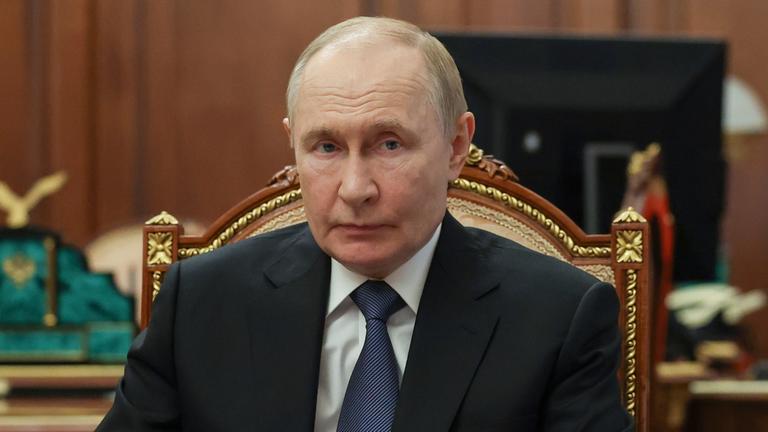 Der russische Präsident Wladimir Putin nimmt an einem Treffen mit Mitgliedern der Regierung im Kreml teil.