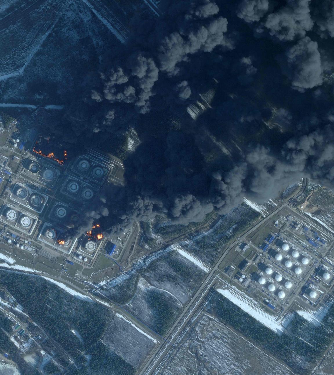 Russland, Primorsk: Brennende Öllager in der russischen Ölhafenanlage in Primorsk