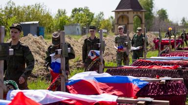 Russische Soldaten und Särge 
