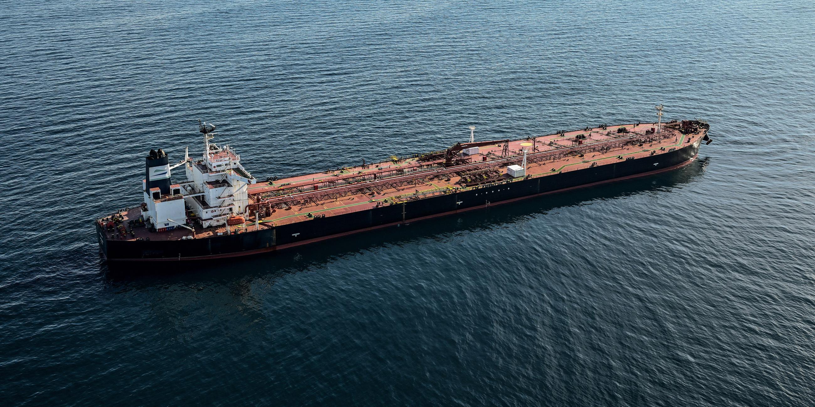 Dieses Luftbild, das am 1. Oktober 2025 vor der westfranzösischen Hafenstadt Saint-Nazaire aufgenommen wurde, zeigt den Tanker der so genannten "Schattenflotte" Russlands, der im Verdacht steht, an Drohnenflügen über Dänemark beteiligt zu sein, und der zwischen dem 22. und 25. September vor der dänischen Küste kreuzte.