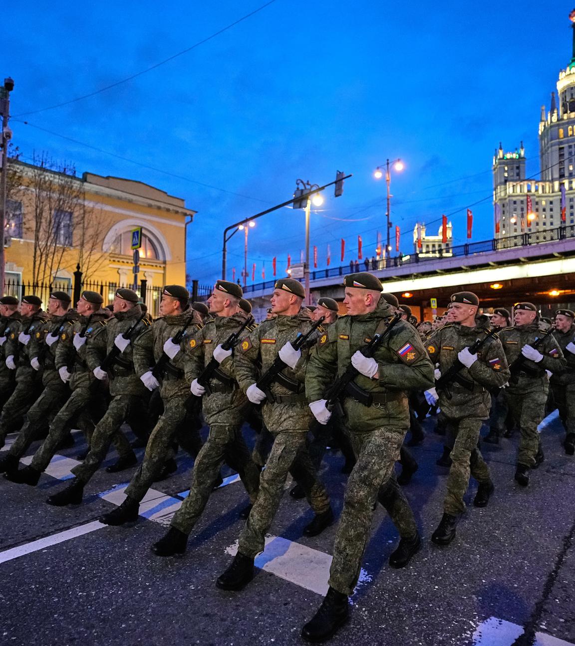 Russische Soldaten marschieren am Mittwoch, dem 29. April 2026, in Moskau vor der Generalprobe für die Militärparade zum Tag des Sieges auf den Roten Platz vor der Kulisse eines Wolkenkratzers im Stalinstil.