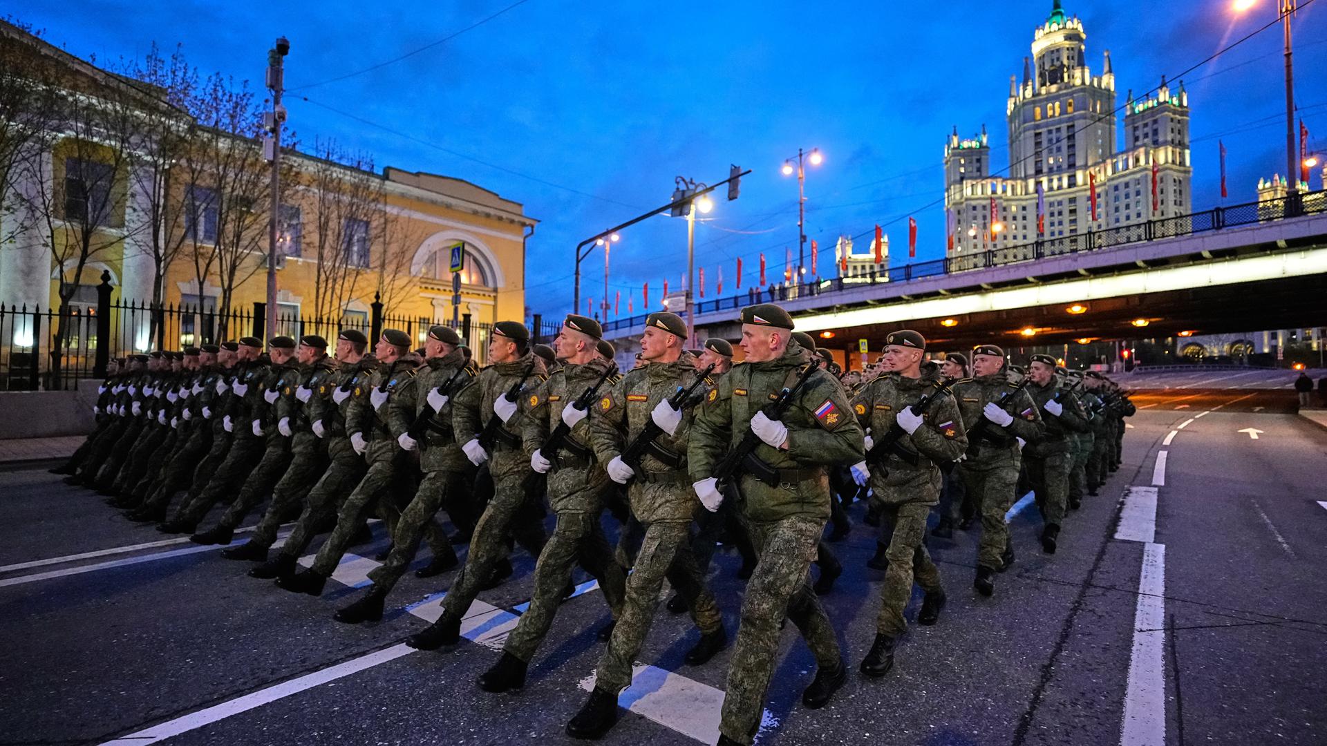 Russische Soldaten marschieren am Mittwoch, dem 29. April 2026, in Moskau vor der Generalprobe für die Militärparade zum Tag des Sieges auf den Roten Platz vor der Kulisse eines Wolkenkratzers im Stalinstil.