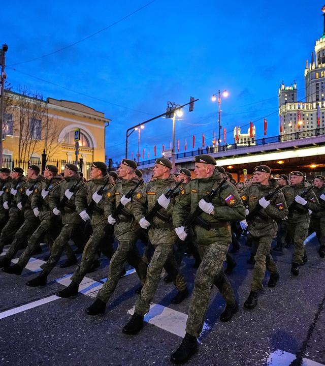 Russische Soldaten marschieren am Mittwoch, dem 29. April 2026, in Moskau vor der Generalprobe für die Militärparade zum Tag des Sieges auf den Roten Platz vor der Kulisse eines Wolkenkratzers im Stalinstil.