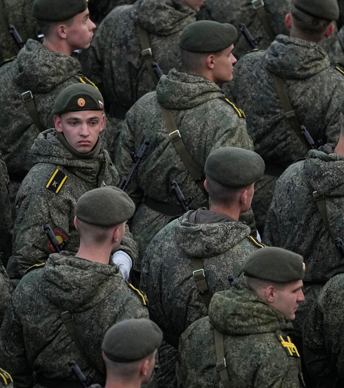 Russische Soldaten versammeln sich vor der Probe der Militärparade zum Tag des Sieges. 