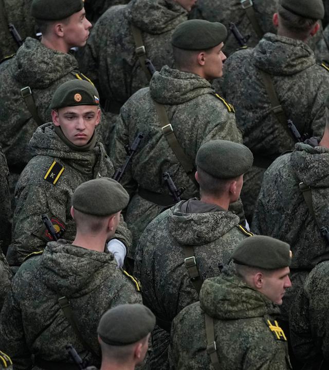 Russische Soldaten versammeln sich vor der Probe der Militärparade zum Tag des Sieges. 