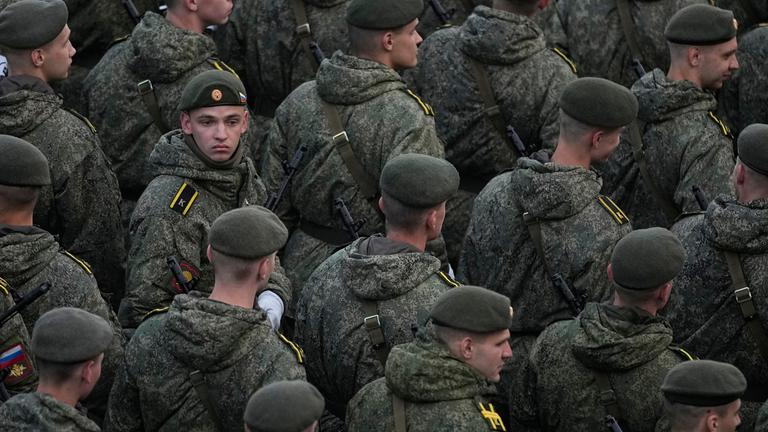 Russische Soldaten versammeln sich vor der Probe der Militärparade zum Tag des Sieges. 