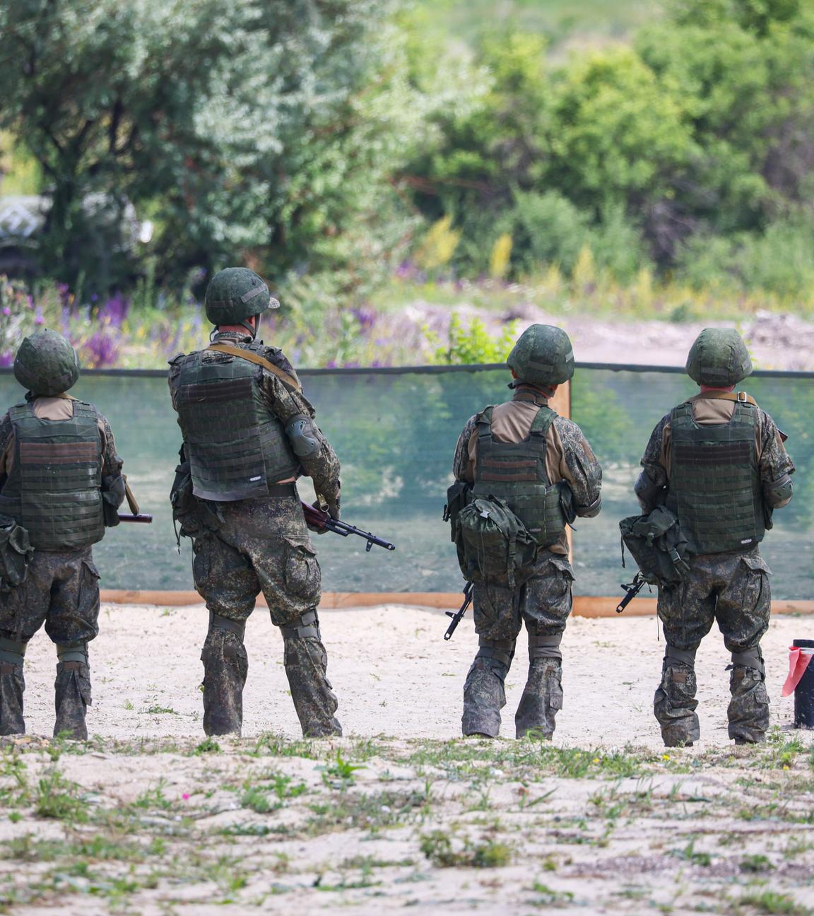 Soldaten der 25. separaten motorisierten Schützenbrigade der Zapad-Gruppe der russischen Streitkräfte absolvieren eine Ausbildung mit einer Sturm-Einheit in  Lugansk, Russland.