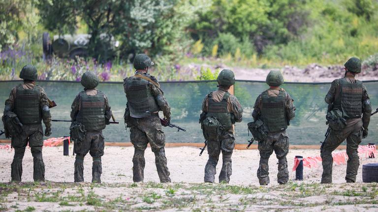 Soldaten der 25. separaten motorisierten Schützenbrigade der Zapad-Gruppe der russischen Streitkräfte absolvieren eine Ausbildung mit einer Sturm-Einheit in  Lugansk, Russland.