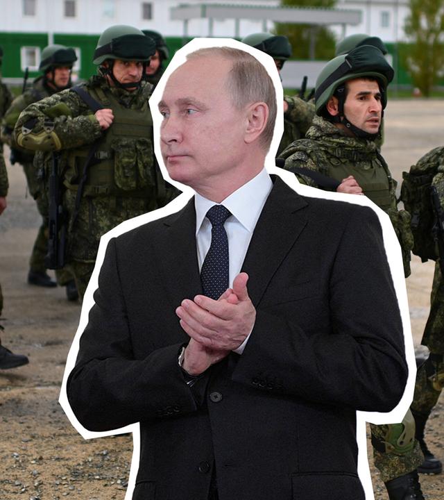 Wladimir Putin, klatschend, und russische Soldaten im Hintergrund