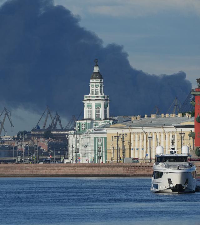 Über dem Hafen von St. Petersburg in Russland ist eine schwarze Rauchwolke zu sehen. Archivbild