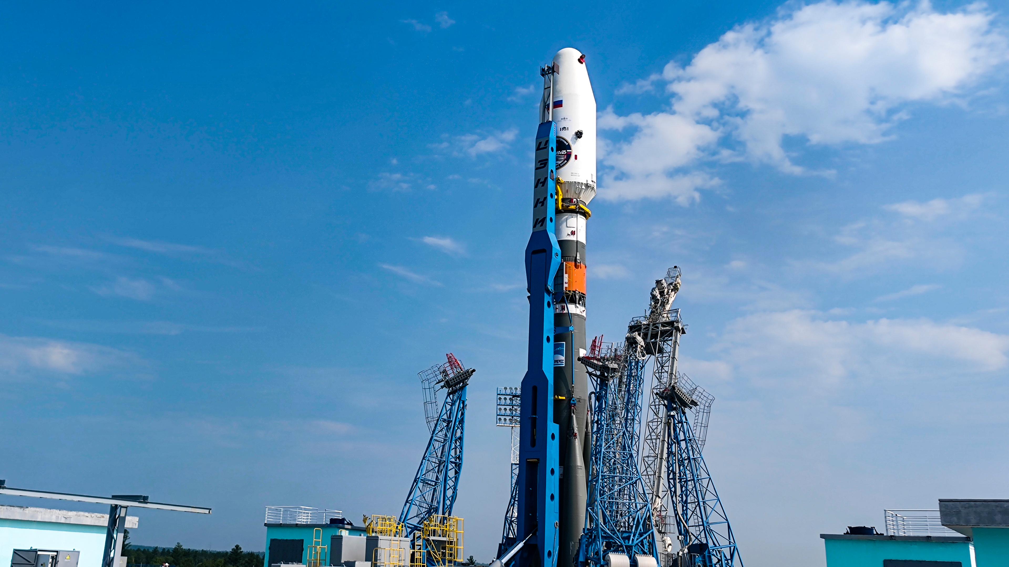 Die Trägerrakete vom Typ Sojus-2.1b mit der Raumsonde "Luna-25"