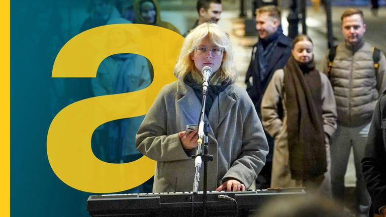 Straßenmusikerin Diana Loginowa spielt Klavier auf der Straße