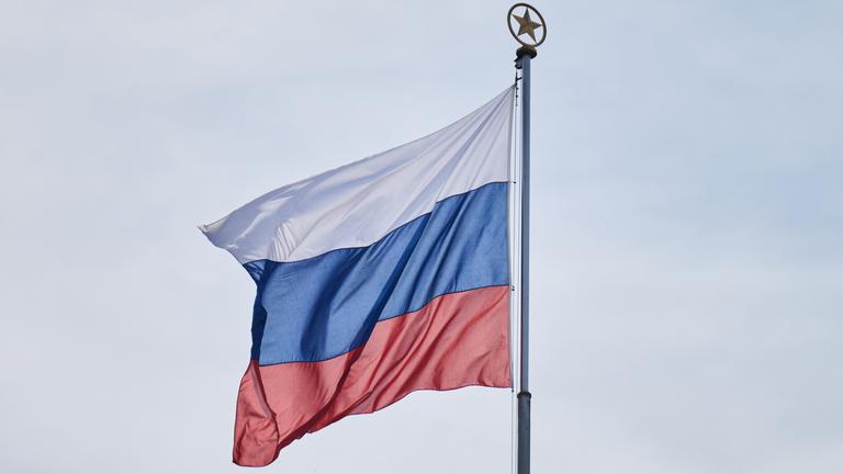 Die Flagge von Russland weht auf einem Dach.